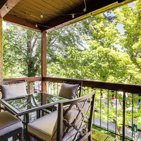 Walk to Virginia Lake: Reno Condo w/ Balcony!