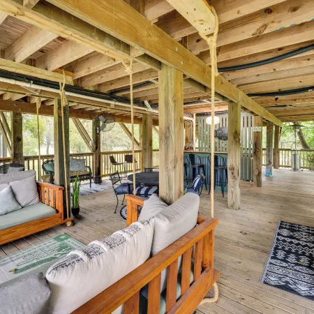 Riverfront Cuero Vacation Home w/ Spacious Deck! Ξενοδοχεία στην πόλη DeWitt County