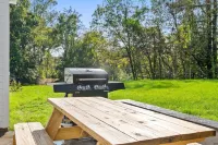 The Mill House - Peaceful farmhouse retreat with hot tub, fire pit, & fast Wi-Fi