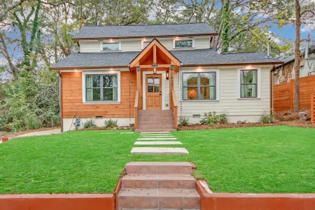 Spacious Modern Cottage with 5 Bedrooms Close to Airport, Отели рядом с достопримечательностью «Delta Flight Museum»