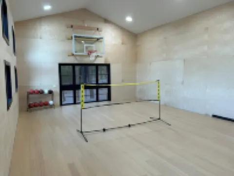 Modern 3-bedroom bungalow in peaceful Somers with great lake and mountain views 萊克賽德酒店