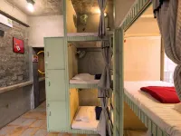 Bunkyard Hostel - balcón
