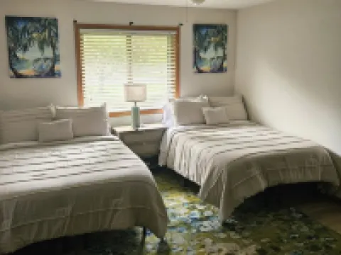 The Puckaway Place-Waterfront: Directly Across from Adeline's House of Cool! Hotels in Green Lake County