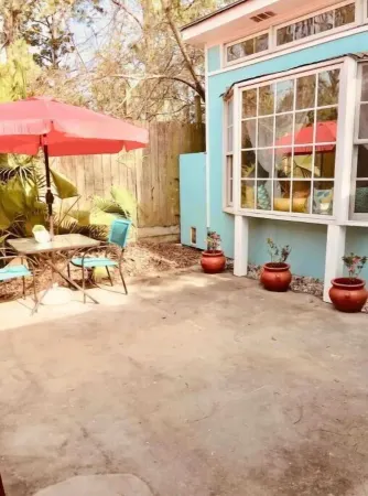 Sunny Daze Tiny Cottage, sleeps 2 adults Отели рядом с достопримечательностью «Cockspur Island Lighthouse»