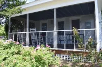 Captains Quarters-CHARMING Cottage Close to Town!!