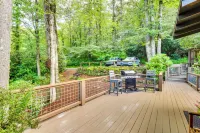 Tranquil Highlands Cottage w/ Fire Pit & Stream! - 3성급