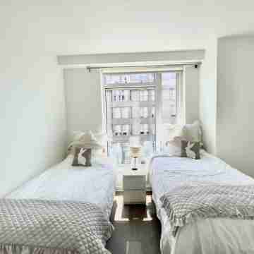 Spacious and modern 2 bedroom in Pacific Heights Rooms