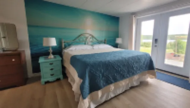 This 2 bedroom, 2 bathroom waterfront property offers fantastic river views! Hôtels à : Comté de Carleton