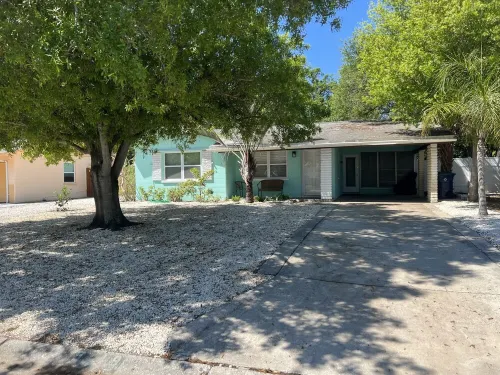 House near BEACH. 5min over in the bridge to beautiful Redington and Madeira Bch Hotels in Bay Pines