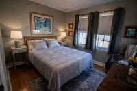 Cozy 2-bedroom cottage in charming Grand Island with WiFi, AC