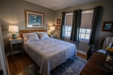 Cozy 2-bedroom cottage in charming Grand Island with WiFi, AC