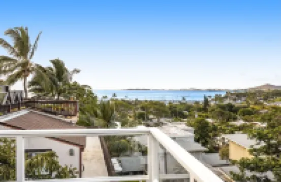 King Suite Oasis: Unwind with Jacuzzi & Bay Views (Unit B)