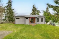 Water Views: Whidbey Island Hideaway w/ Deck - Beach