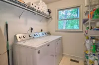 Highlands Cottage w/ Sunroom ~ 1 Mile to Downtown! - Homestays