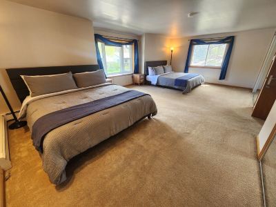 Spacious 4BD/2.5BA, sleeps 10+. Yard, views, trail & river access. 30+ days.