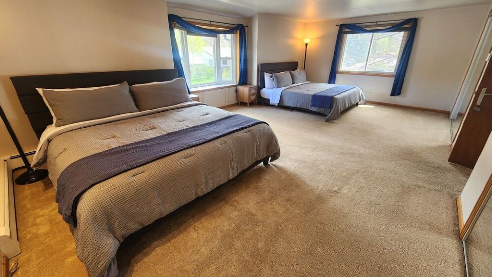 Spacious 4BD/2.5BA, sleeps 10+. Yard, views, trail & river access. 30+ days.