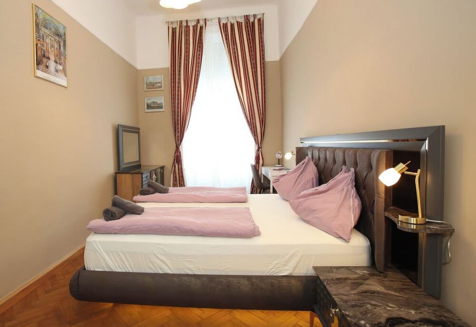 Charming Apartment의 깔끔한 거실 공간