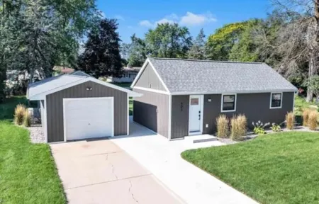 Walk to Lambeau, Heat & A/C Отели в г. Ашваюбенон