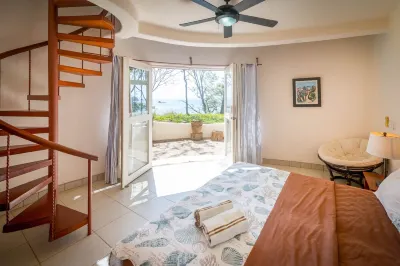 Oceanfront 5bdrm, sleeps 10, AC, pool, fibre optic, Playa Maderas surf break Hoteles en 