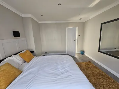Cosy Bright Luxury Modern 3 Bedroom House near Chatham Station Hotels near The Dockyard Railway
