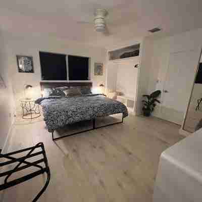 Newly renovated home near Hard Rock Stadium and major highways! Rooms