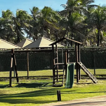 Beachfront · 2-bedroom apartment with pool, Wi-Fi, and garage in Vilas do Atlântico