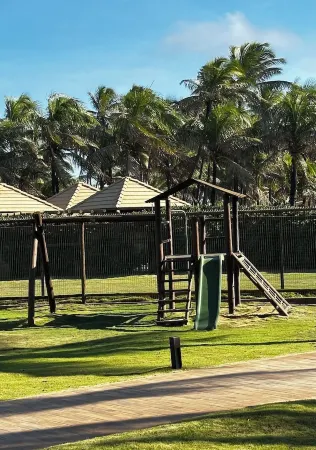 Beachfront · 2-bedroom apartment with pool, Wi-Fi, and garage in Vilas do Atlântico