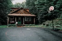 Private 3-bedroom cabin with WiFi and backyard! 스프링필드 호텔