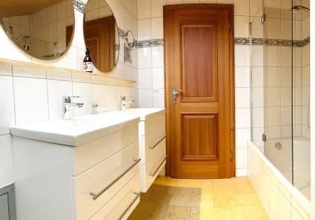 Family apartment with two separate bedrooms and unobstructed Zugspitze views Отели в г. Крюн