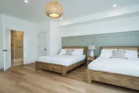 ULTRA LUXURY BLUE ROSE CHALET BUILT IN 2023 HOSTS 12 GUESTS GYM/HOTTUB/GAMES