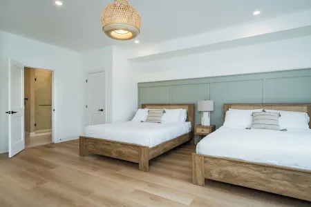 ULTRA LUXURY BLUE ROSE CHALET BUILT IN 2023 HOSTS 12 GUESTS GYM/HOTTUB/GAMES