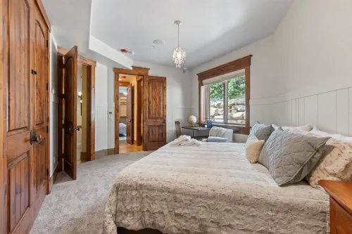 Spacious estate, 12000 square feet on a full acre in East Sandy