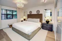 Super Lux Cabin w/ Private Hot Tub! Hotels in Village North