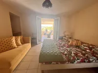 Most beautiful Garden appartement in a large privat park, 30m from the sea Hotels in Le Pradet