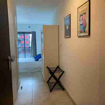 Studio in tour Black Swans. Train station and Parliament direct streetcar Arrival 24/24. Rooms