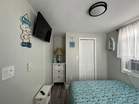 Charming 2-Bedroom Beach Cottage with AC & WiFi in North Wildwood. Pet Friendly