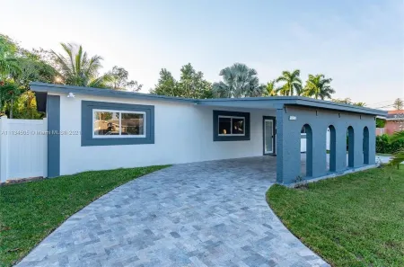 Amazing backyard for Family vacation with heated pool. Отели в г. Уилтон Манорс