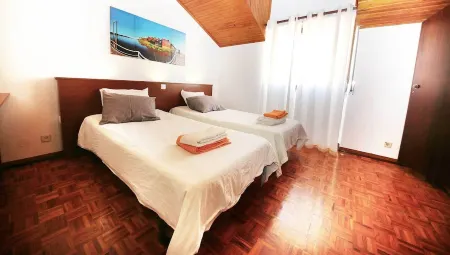 Alto da Pirica 2: Top floor apartment in the center, terrace, sea view & barbecue