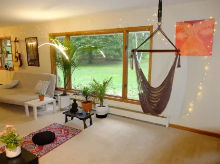 fast wifi, perfect remote worker home, 6 acres of secluded nature