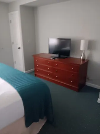 Cozy 2-bedroom condo with AC, fitness room in charming Westbrook. Oceanfront,