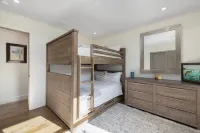 Stunning Farmhouse - Private Pool & Vintage Arcade - Close to Newport & Beaches