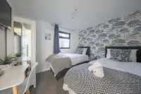 Thorpe Park Lodge | Ground Floor Detached + 2 Free Gated Parking Spaces Hotels in Egham