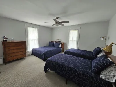 Charming 3-bedroom house with WiFi and AC in Brookville's quiet Northside Barclay Square附近的飯店