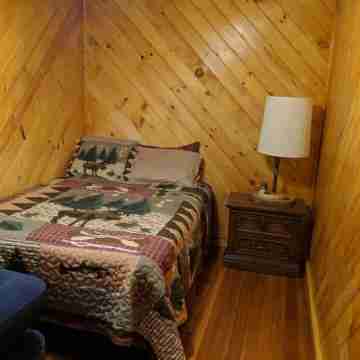 Renovated Lake George cottage Rooms