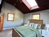 3-bedroom house in marvelous Goshen. Luxury cabin vibes for your getaway. Hotels in Goshen