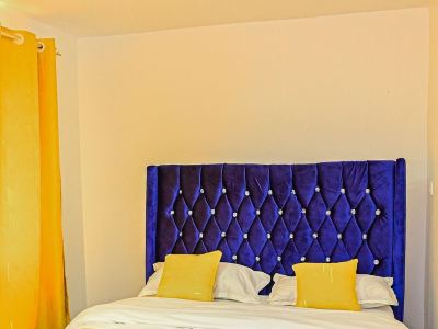 Elegant 1-Bedroom with easy access to the Highway.