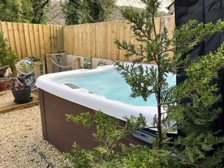 Hot tub Retreat In The Valley's Of South Wales