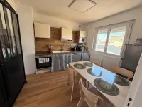 Spacious 2-bedroom apartment with sea view, 100 metres from the beach and shops