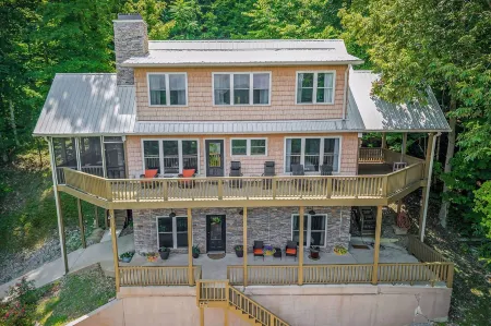 Lakeside Lookout on Center Hill Lake - 4 bedroom lakeside home