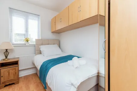 Cosy 3 bedroom house near Machynys Golf Club and Parc Y Scarlets Stadium Отели в г. Лланелли